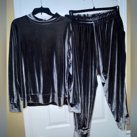 Women’s Velour Shirt and Pants Two-Piece Set - Picture 1 of 8